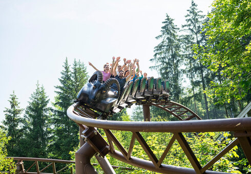 Kurvenfahrt mit der Bergachterbahn Gipfelstürmer