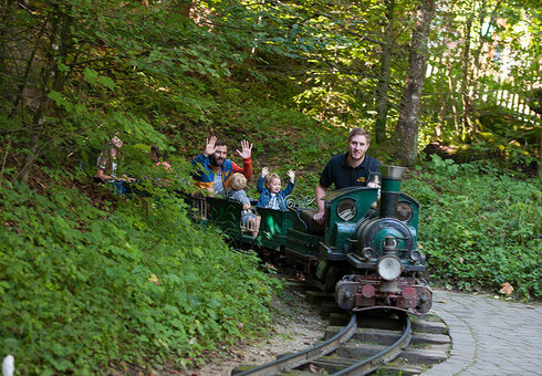 Fahrt mit der Bockerlbahn durch das Tunnel