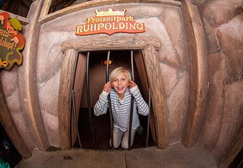 Kind im Schratzl Schlupf Geheimgang im Kristallbergwerk
