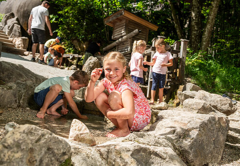 Edelsteinsuche im Bach beim Kristallbergwerk