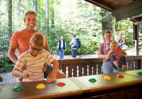 Familie spielt am Baambegga