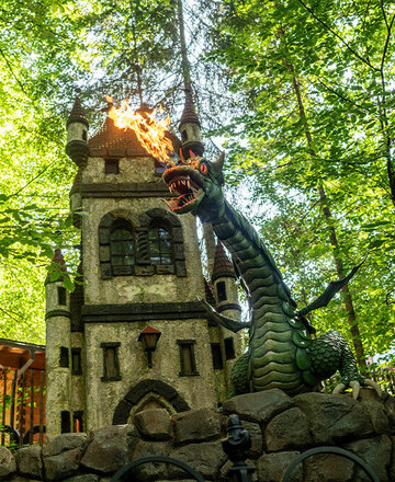 Zündiger Drache spukt Feuer