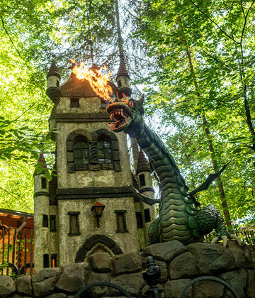 Zündiger Drache spukt Feuer