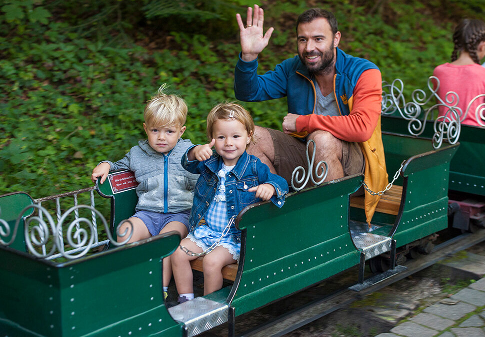 Familie fährt mit der Bockerlbahn