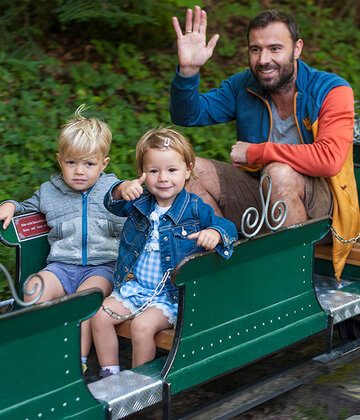 Familie fährt mit der Bockerlbahn
