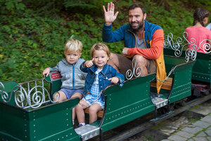 Familie fährt mit der Bockerlbahn