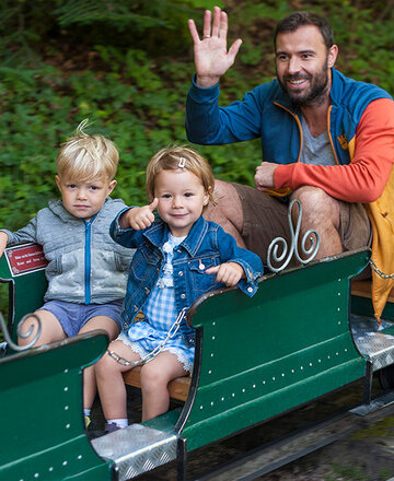 Familie fährt mit der Bockerlbahn