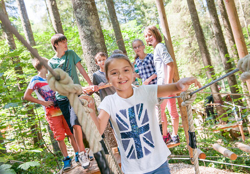 Kinder im Waldseilgarten