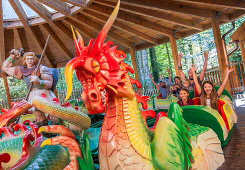 Fahrattraktion Drachenritt Siegfried im Freizeitpark Ruhpolding
