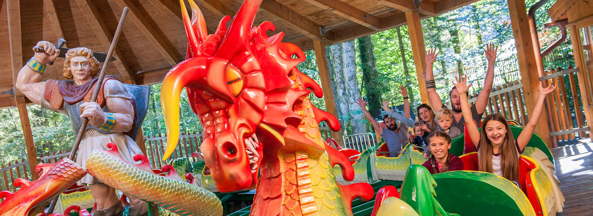 Fahrattraktion Drachenritt Siegfried im Freizeitpark Ruhpolding