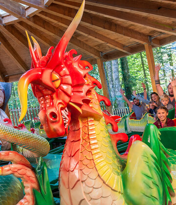 Fahrattraktion Drachenritt Siegfried im Freizeitpark Ruhpolding