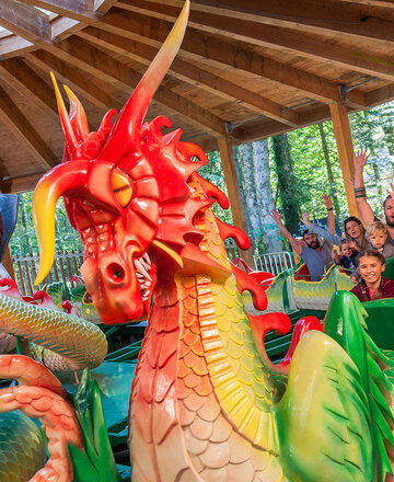 Fahrattraktion Drachenritt Siegfried im Freizeitpark Ruhpolding