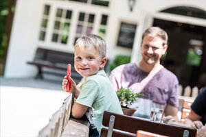 Junge im Biergarten Parkrestaurant