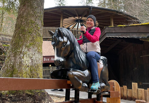Eine Frau auf der Pferdereitbahn im Freizeitpark Ruhpolding