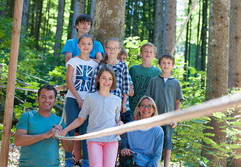 Gruppe klettert im Waldseilgarten
